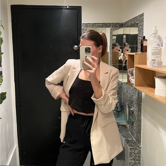 Meet your Posher, Cait - Picture 2 of 3